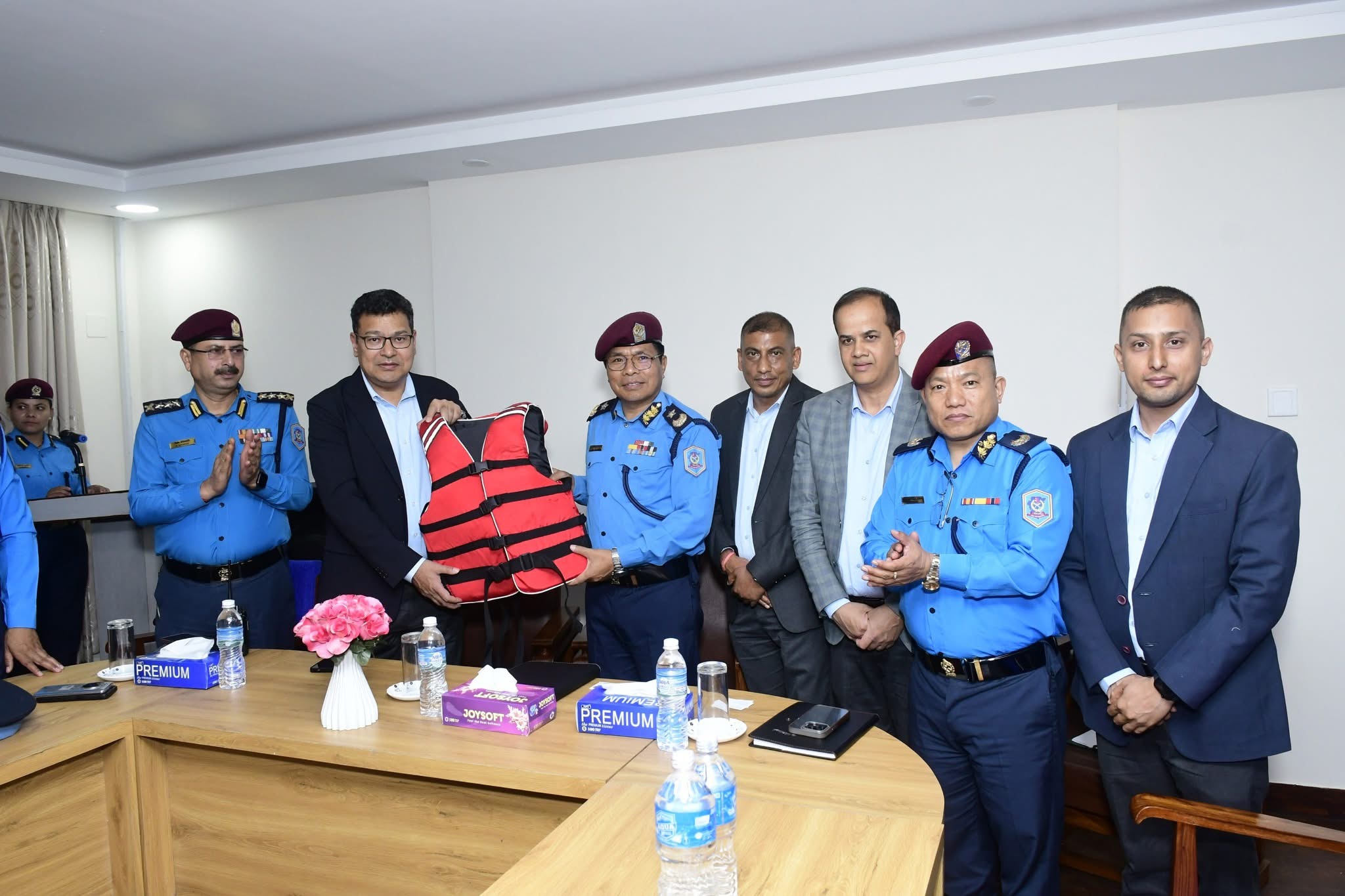 उपत्यका प्रहरीलई विपद ब्यबस्थापन सामाग्रि हस्तान्तरण